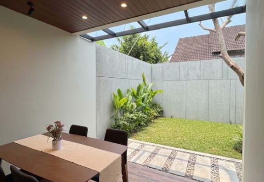 Rumah Mewah Baru Full Furnished Tanah Luas Dekat Exit Tol Purwomartani Kalasan