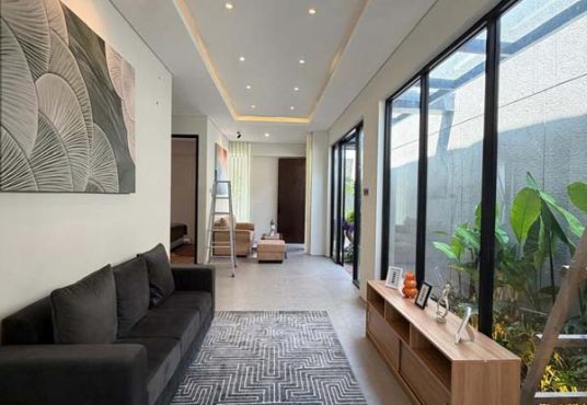 Rumah Mewah Baru Full Furnished Tanah Luas Dekat Exit Tol Purwomartani Kalasan