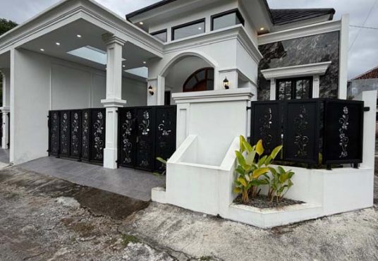 Rumah Mewah klasik modern dekat UII Jakal