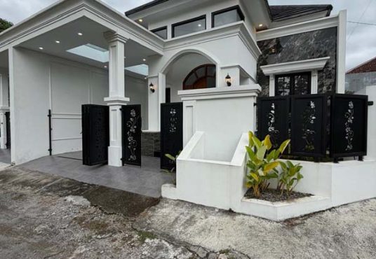 Rumah Mewah klasik modern dekat UII Jakal