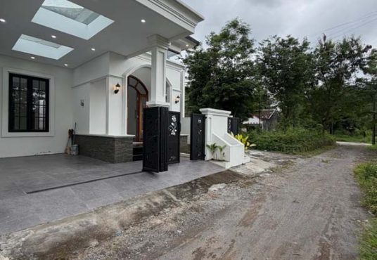 Rumah Mewah klasik modern dekat UII Jakal
