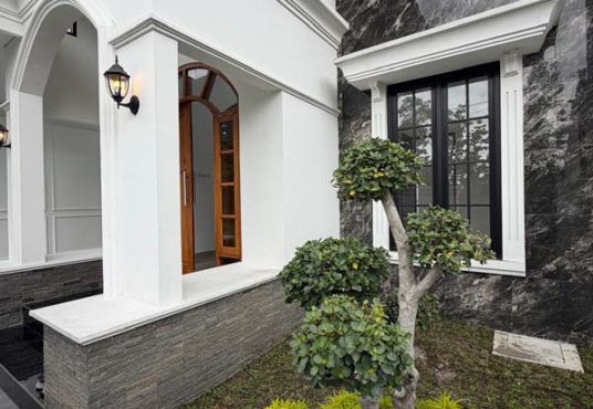 Rumah Mewah klasik modern dekat UII Jakal
