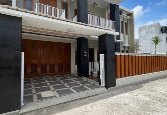 Rumah 2 lantai Semi Furnished Tanah Luas Tamanmartani dekat Prambanan