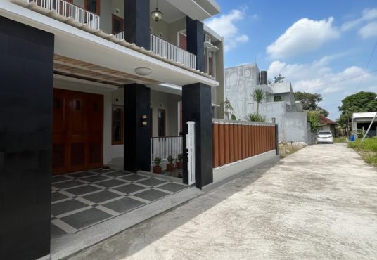 Rumah 2 lantai Semi Furnished Tanah Luas Tamanmartani dekat Prambanan