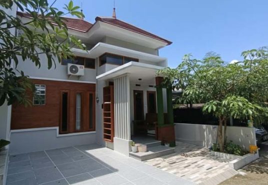 DISEWAKAN RUMAH dengan Fasilitas VILLA dekat Jombor