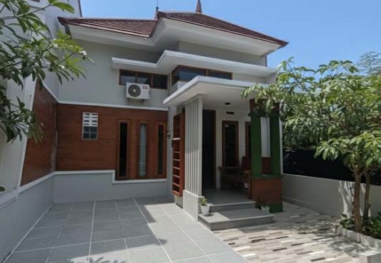 DISEWAKAN RUMAH dengan Fasilitas VILLA dekat Jombor