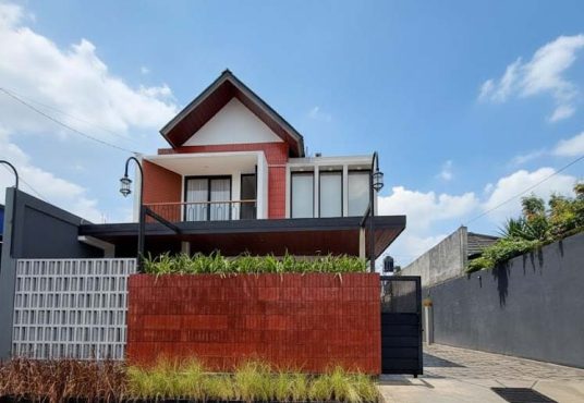 Properti Premium! Rumah Induk + 3 Villa Private Pool belakang Hyatt Palagan