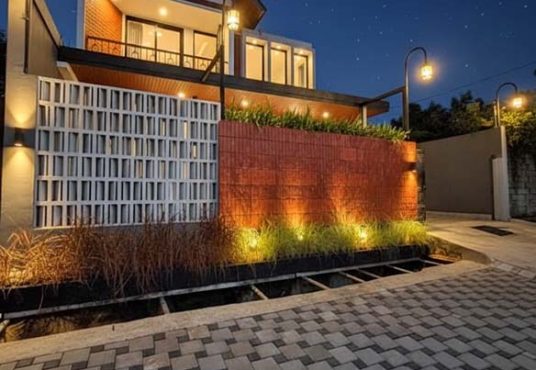 Properti Premium! Rumah Induk + 3 Villa Private Pool belakang Hyatt Palagan