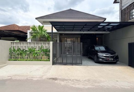 Rumah Cantik Tanah Luas Design Industrial Modern Purwomartani