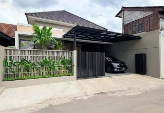 Rumah Cantik Tanah Luas Design Industrial Modern Purwomartani