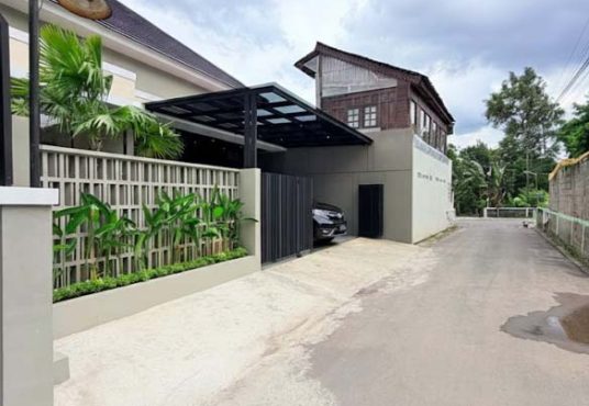 Rumah Cantik Tanah Luas Design Industrial Modern Purwomartani