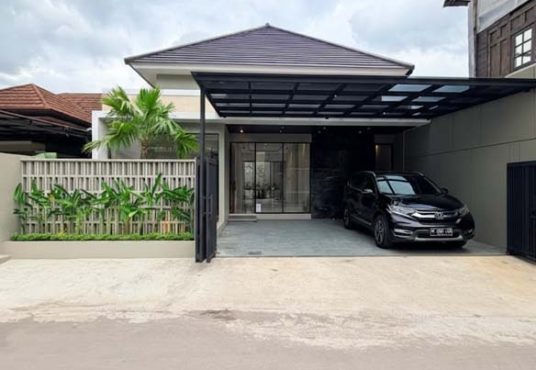 Rumah Cantik Tanah Luas Design Industrial Modern Purwomartani