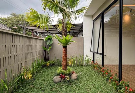 Rumah Cantik Tanah Luas Design Industrial Modern Purwomartani