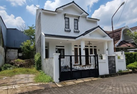 Hunian Modern Klasik 2 Lantai Fasade Mewah Siap Huni di Perumahan Griya Perwita Wisata dekat UII