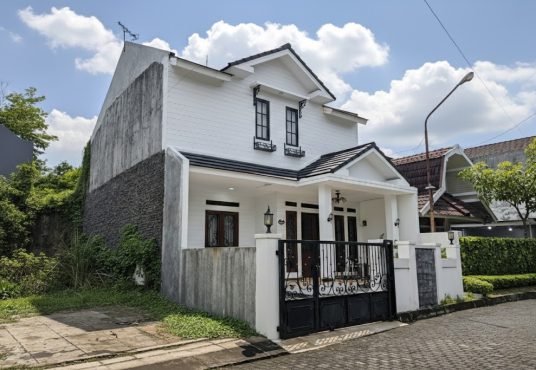 Hunian Modern Klasik 2 Lantai Fasade Mewah Siap Huni di Perumahan Griya Perwita Wisata dekat UII