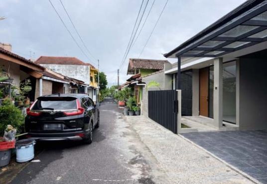 Rumah Baru Industrial Modern di dalam perumahan eksklusif Jakal km 14 dekat Kampus UII