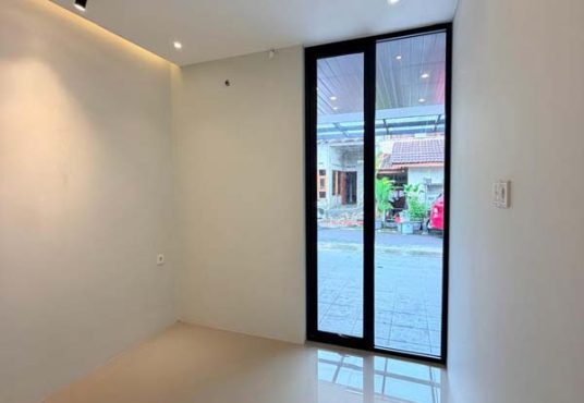 Rumah Baru Industrial Modern di dalam perumahan eksklusif Jakal km 14 dekat Kampus UII