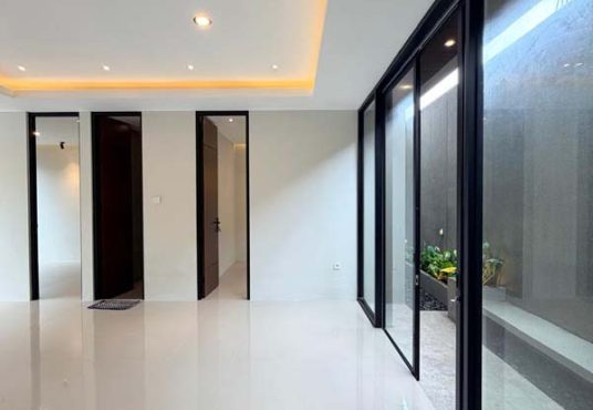 Rumah Baru Industrial Modern di dalam perumahan eksklusif Jakal km 14 dekat Kampus UII