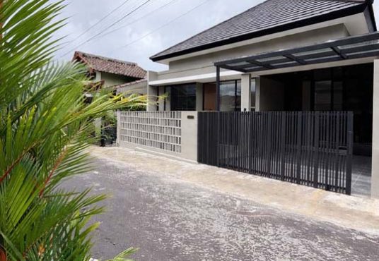 Rumah Baru Industrial Modern di dalam perumahan eksklusif Jakal km 14 dekat Kampus UII