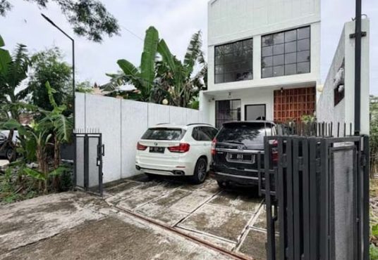 Villa Cantik estetik 2 lantai dengan kolam renang dan view sawah di Jalan Damai