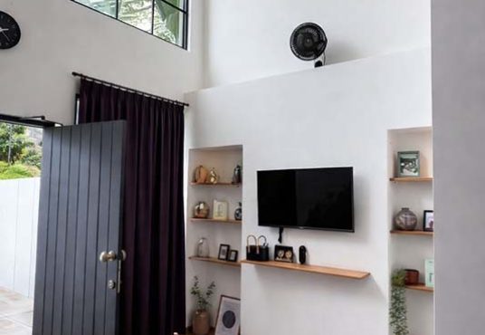 Villa Cantik estetik 2 lantai dengan kolam renang dan view sawah di Jalan Damai