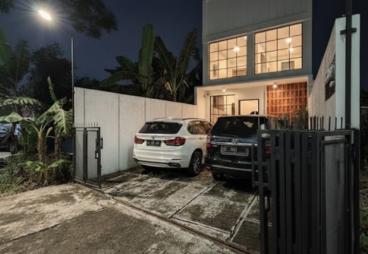 Villa Cantik estetik 2 lantai dengan kolam renang dan view sawah di Jalan Damai