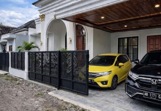 Rumah Mewah Desain Klasik Mediteran Modern Utara Jogja Bay