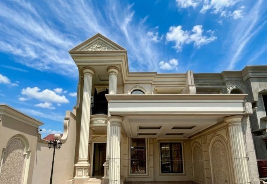 The Johar Mansion - Hunian Klasik Mediterania dengan Kolam Renang Pribadi