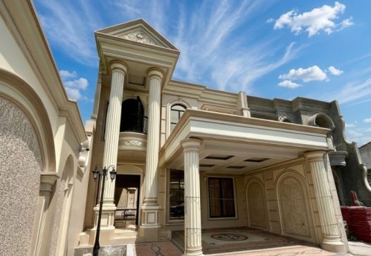 The Johar Mansion - Hunian Klasik Mediterania dengan Kolam Renang Pribadi