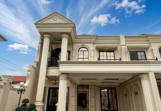 The Johar Mansion - Hunian Klasik Mediterania dengan Kolam Renang Pribadi