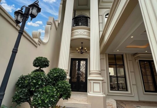 The Johar Mansion - Hunian Klasik Mediterania dengan Kolam Renang Pribadi