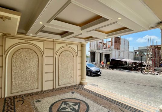 The Johar Mansion - Hunian Klasik Mediterania dengan Kolam Renang Pribadi