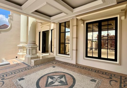 The Johar Mansion - Hunian Klasik Mediterania dengan Kolam Renang Pribadi