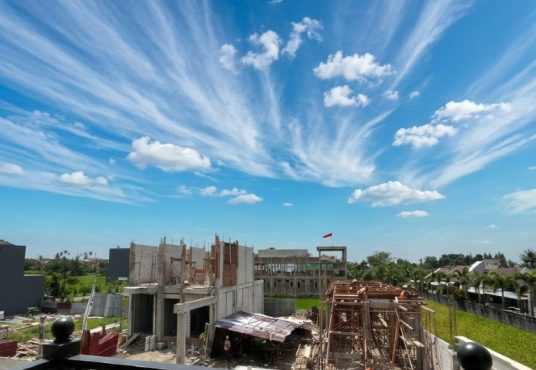 The Johar Mansion - Hunian Klasik Mediterania dengan Kolam Renang Pribadi