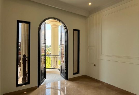 The Johar Mansion - Hunian Klasik Mediterania dengan Kolam Renang Pribadi