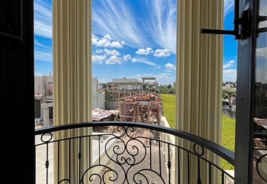 The Johar Mansion - Hunian Klasik Mediterania dengan Kolam Renang Pribadi