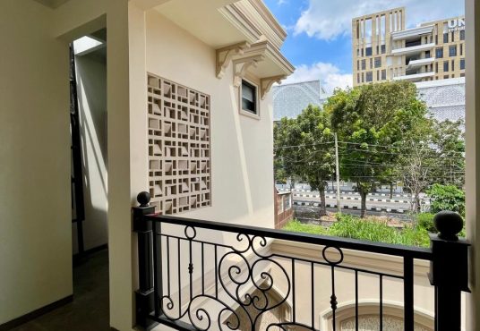 The Johar Mansion - Hunian Klasik Mediterania dengan Kolam Renang Pribadi