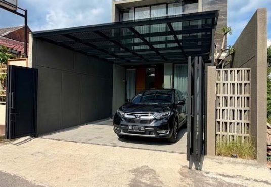 Rumah modern 2 lantai dengan desain kontemporer furnished siap huni Strategis di Tajem Maguwo