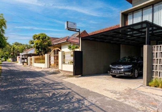 Rumah modern 2 lantai dengan desain kontemporer furnished siap huni Strategis di Tajem Maguwo