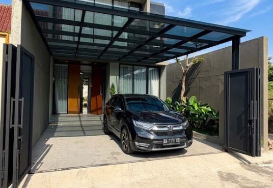 Rumah modern 2 lantai dengan desain kontemporer furnished siap huni Strategis di Tajem Maguwo