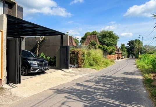 Rumah modern 2 lantai dengan desain kontemporer furnished siap huni Strategis di Tajem Maguwo