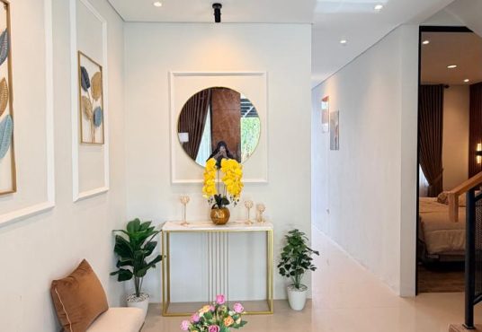Rumah modern 2 lantai dengan desain kontemporer furnished siap huni Strategis di Tajem Maguwo