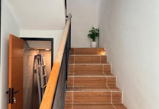 Rumah modern 2 lantai dengan desain kontemporer furnished siap huni Strategis di Tajem Maguwo