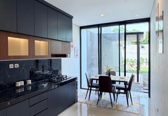 Rumah modern 2 lantai dengan desain kontemporer furnished siap huni Strategis di Tajem Maguwo