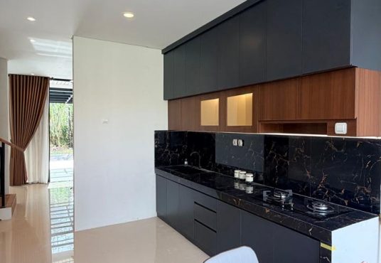 Rumah modern 2 lantai dengan desain kontemporer furnished siap huni Strategis di Tajem Maguwo