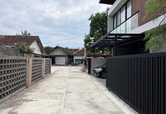Rumah Mewah 2 Lantai Konsep Villa dengan Private Pool di Wedomartani dekat Jogjabay