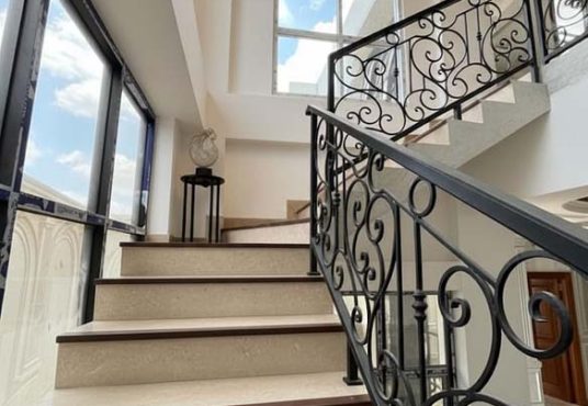 Rumah Mewah 3 Lantai Banyuraden Gamping Sleman