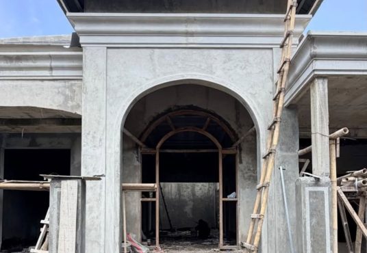 Rumah Mewah Desain Klasik Mediteran Modern Utara Jogja Bay