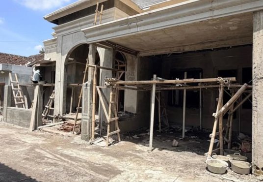 Rumah Mewah Desain Klasik Mediteran Modern Utara Jogja Bay