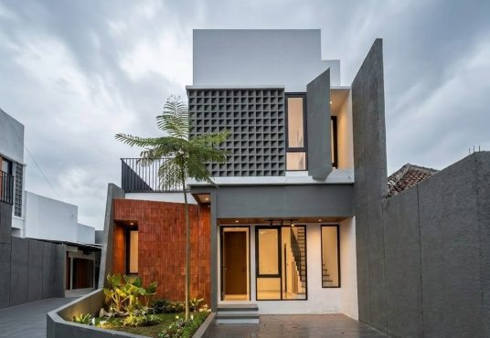 Rumah Modern Etnik Estetik dalam mini cluster di Kasongan